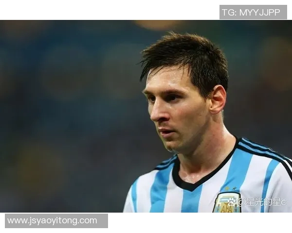 足球巨星穿西服瞬间展现不一样魅力 优雅与力量并存的完美诠释 足球巨星穿西服瞬间展现不一样魅力 优雅与力量并存的完美诠释