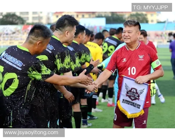 白衣少年驰骋绿茵场闪耀全场成为球迷心中不灭的传奇