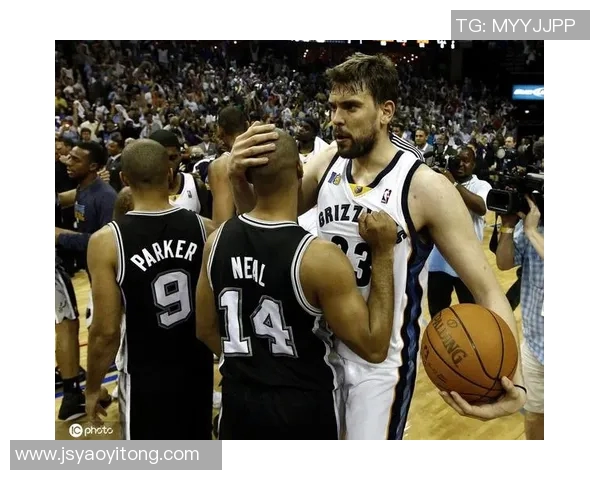 黑足球星的崛起与挑战:从草根到世界舞台的奋斗历程 黑足球星的崛起与挑战:从草根到世界舞台的奋斗历程